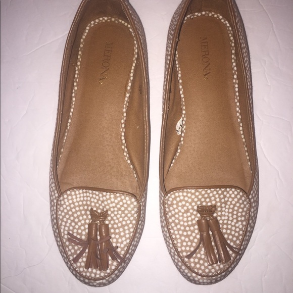 EUC Women’s Tan and White Tassel Loafer Flat Shoes Size 6.5 - Picture 2 of 8